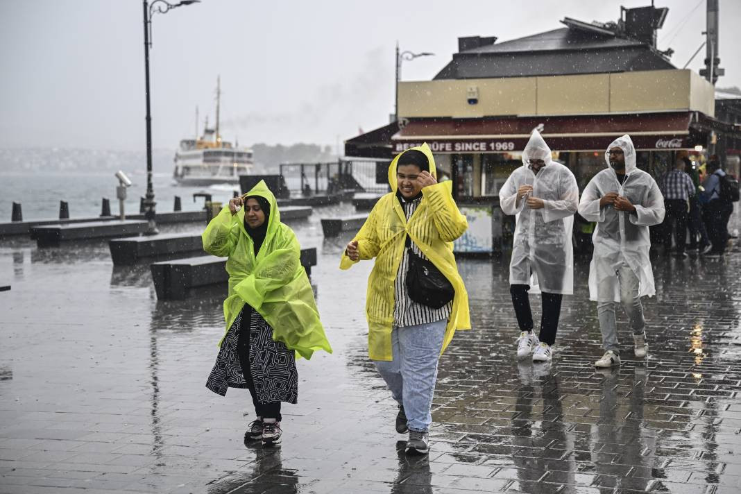 İstanbul'da sağanak hayatı felç etti! Araçlar sular altında kaldı - Resim: 15